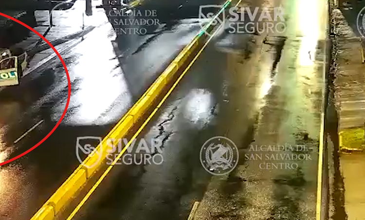 Sívar Seguro capta vehículo circulando en sentido contrario en Paseo General Escalón