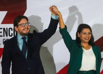 Fórmula presidencial del FMLN critica medidas en salud y educación