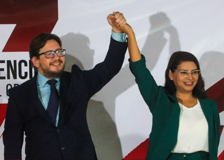 Fórmula presidencial del FMLN critica medidas en salud y educación