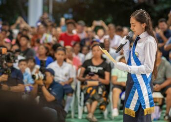 De caminar entre lodo y goteras a contar con una escuela y calle renovadas