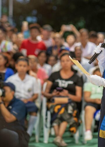 De caminar entre lodo y goteras a contar con una escuela y calle renovadas