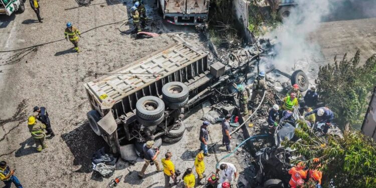 Conductor de volqueta se encuentra bajo custodia tras accidente que dejó un fallecido y siete lesionados