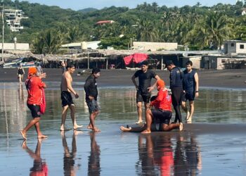 Tres personas son rescatadas tras encontrarse en peligro en playa San Blas