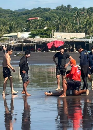 Tres personas son rescatadas tras encontrarse en peligro en playa San Blas