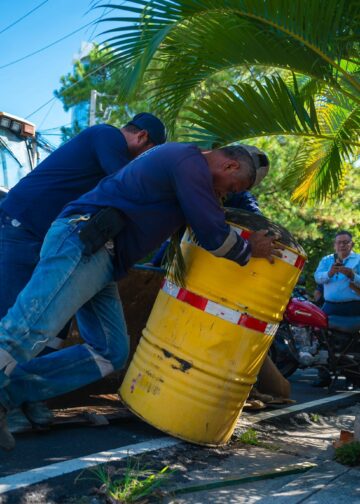 Alcaldía de San Salvador Centro retira obstáculos de la vía pública en colonia San Benito