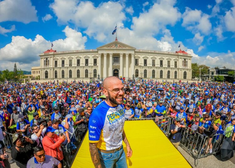 Dani Alves y Mr. Drip conocen destinos turísticos de El Salvador durante su visita