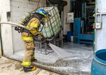 Bomberos controlan derrame de químico en carretera a Planes de Renderos