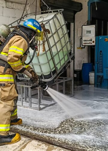 Bomberos controlan derrame de químico en carretera a Planes de Renderos