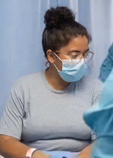 “Desde que se bajaron del vehículo las recibieron con una amabilidad inexplicable”: periodista hondureña sobre joven atendida en El Salvador