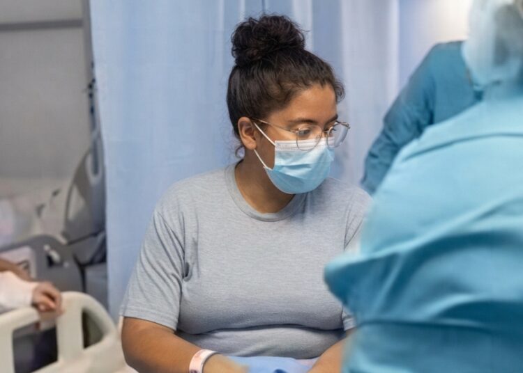 “Desde que se bajaron del vehículo las recibieron con una amabilidad inexplicable”: periodista hondureña sobre joven atendida en El Salvador