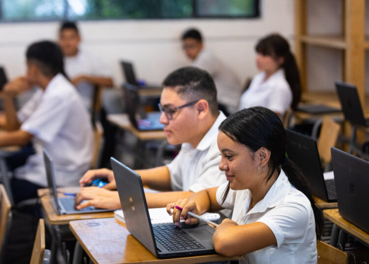 El Salvador mejora sus resultados en las tres áreas evaluadas por PISA 2025
