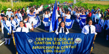 Los Toles estrena carretera y escuela renovada a un año del desfile que se volvió viral
