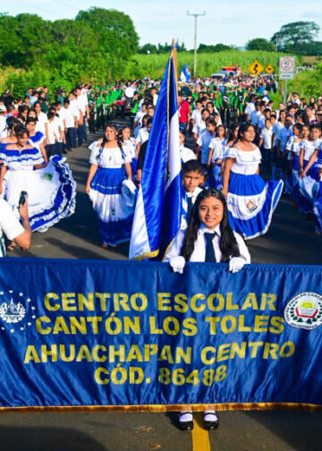 Los Toles estrena carretera y escuela renovada a un año del desfile que se volvió viral