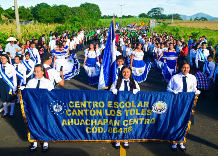 Los Toles estrena carretera y escuela renovada a un año del desfile que se volvió viral