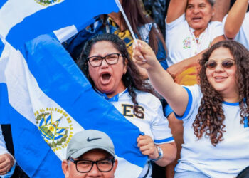 Música, color y patriotismo marcan la celebración de Independencia en El Salvador