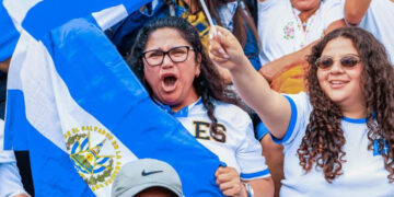 Música, color y patriotismo marcan la celebración de Independencia en El Salvador