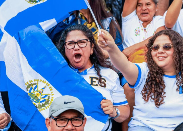 Música, color y patriotismo marcan la celebración de Independencia en El Salvador