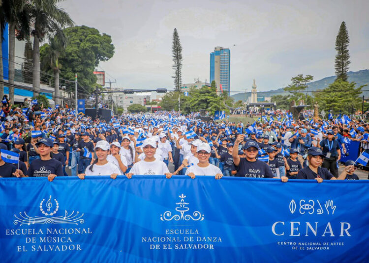 Estudiantes del CENAR y de las escuelas nacionales de Música y Danza participan en el desfile