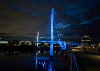 El azul y blanco de El Salvador iluminó emblemáticos lugares del mundo por los 205 años de Independencia