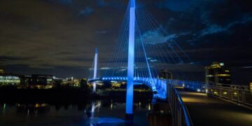El azul y blanco de El Salvador iluminó emblemáticos lugares del mundo por los 205 años de Independencia