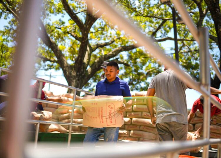 Entregan cemento para proyectos comunitarios en 32 cantones de Santa Ana Centro