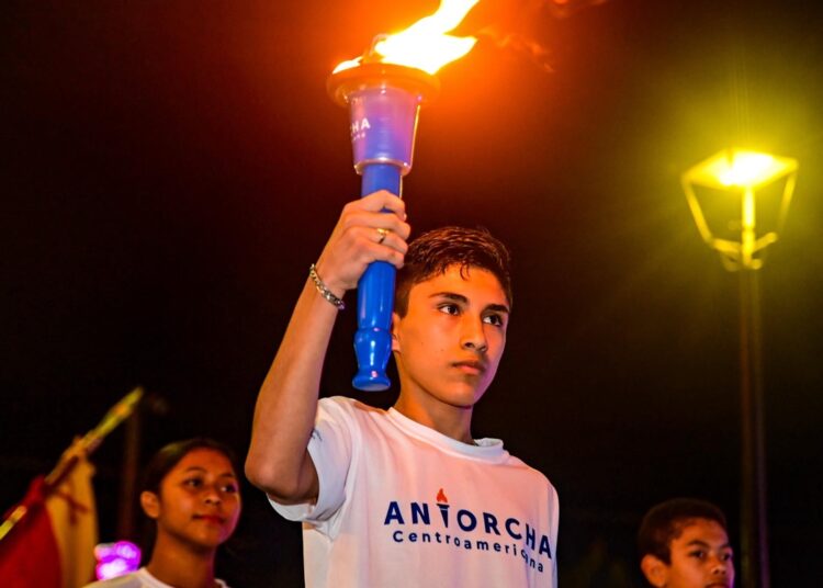 Antorcha Centroamericana recorre El Salvador con mensaje de paz y libertad