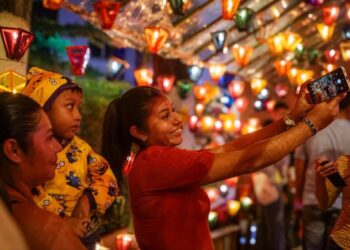 Ahuachapán se llena de luz y color con la celebración del Día de los Farolitos