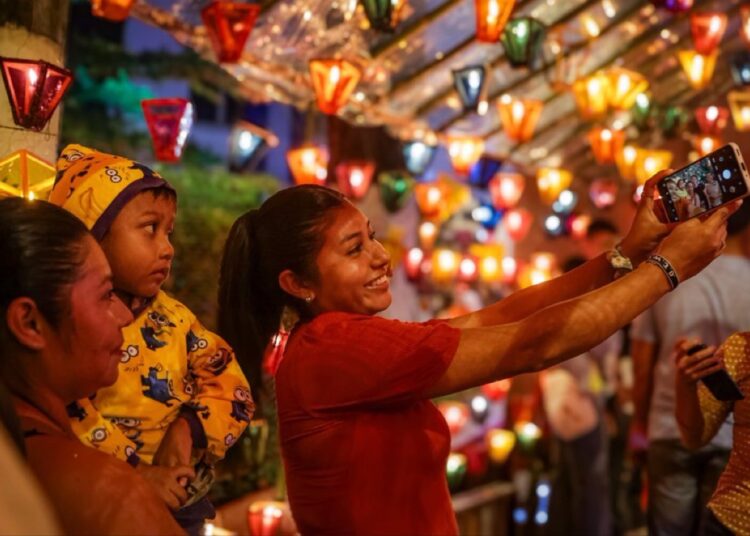 Ahuachapán se llena de luz y color con la celebración del Día de los Farolitos