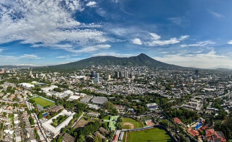Lluvias y tormentas fuertes se esperan esta noche en San Salvador y otras zonas de El Salvador
