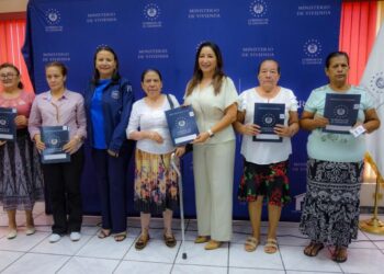 Familias de 11 departamentos reciben escrituras de terrenos afectados por el caso Corporación Argoz