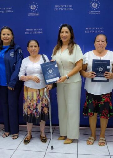 Familias de 11 departamentos reciben escrituras de terrenos afectados por el caso Corporación Argoz