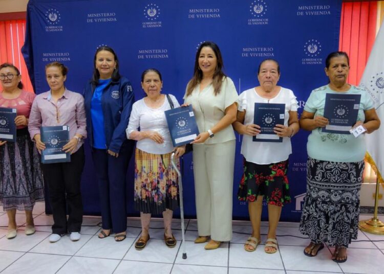Familias de 11 departamentos reciben escrituras de terrenos afectados por el caso Corporación Argoz