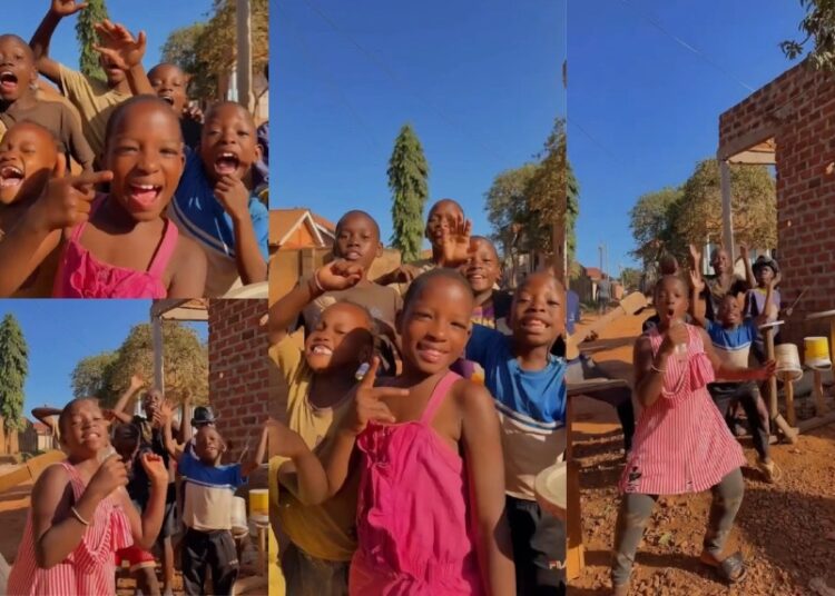 Niños de Uganda bailan al ritmo de “Sombrero Azul” y ponen en alto la música salvadoreña
