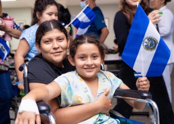 Niños del Hospital Bloom celebran la Independencia con orgullo salvadoreño