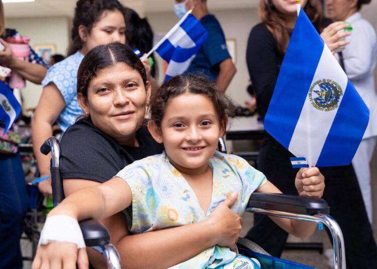 Niños del Hospital Bloom celebran la Independencia con orgullo salvadoreño
