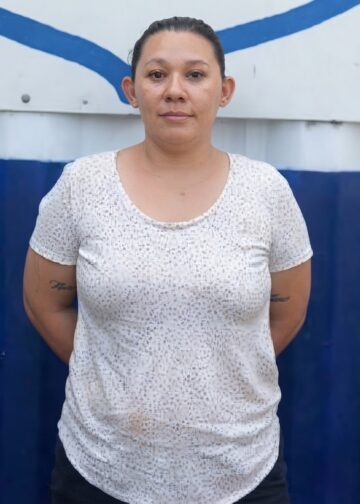 Mujer es detenida tras atacar con un cuchillo a su compañero de vida en Santa Ana