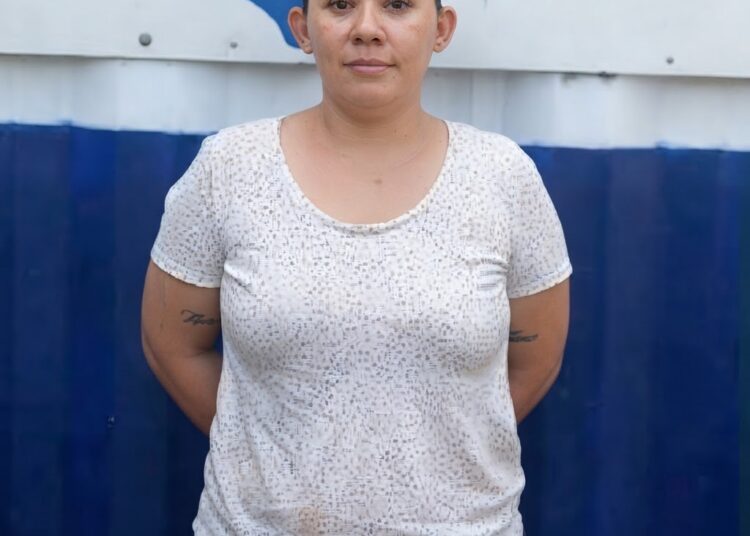 Mujer es detenida tras atacar con un cuchillo a su compañero de vida en Santa Ana