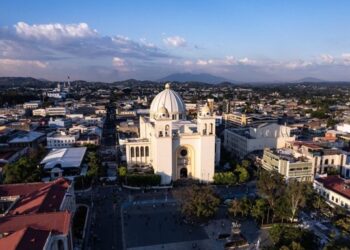 FMI llega a un acuerdo a nivel personal técnico con El Salvador sobre segunda y tercera revisiones combinadas de servicio ampliado 