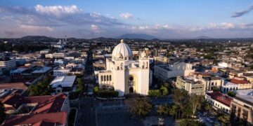 FMI llega a un acuerdo a nivel personal técnico con El Salvador sobre segunda y tercera revisiones combinadas de servicio ampliado 