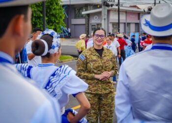 Ministra de Educación acompaña desfile del 15 de Septiembre 