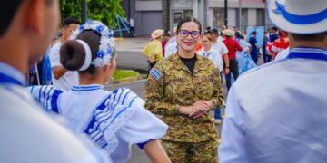 Ministra de Educación acompaña desfile del 15 de Septiembre 