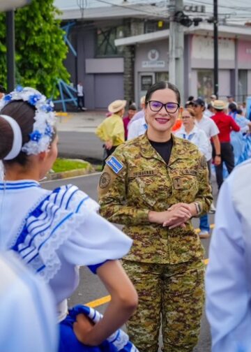Ministra de Educación acompaña desfile del 15 de Septiembre