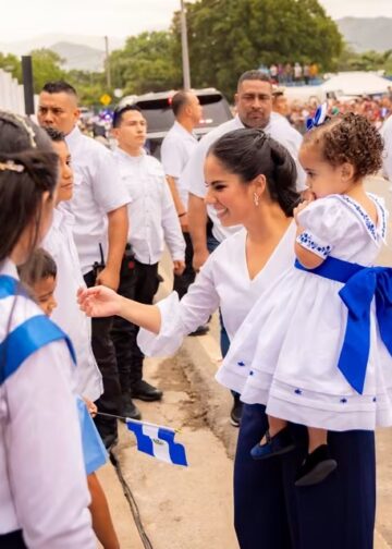 Primera dama Gabriela de Bukele destaca del nuevo Centro Escolar Cantón Los Toles