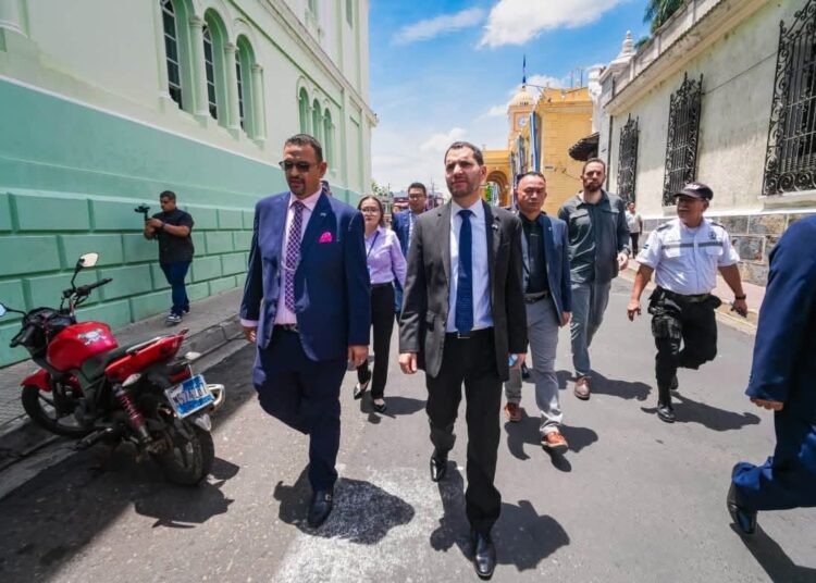 Municipalidad de Santa Ana Centro presenta avances en seguridad ante embajador de Israel en el país
