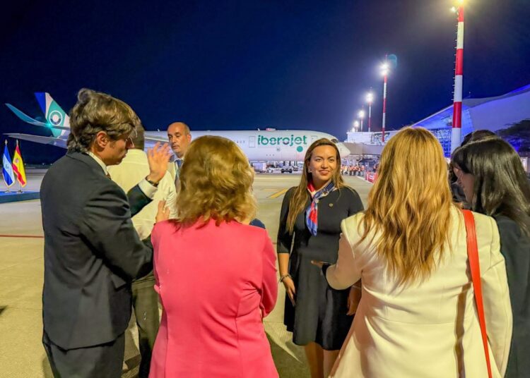 Iberojet acerca a la diáspora salvadoreña con su país, destaca Patricia Godinez
