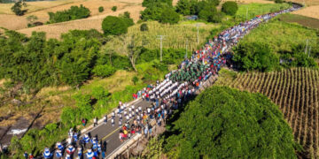 Una promesa cumplida transforma el desfile cívico de estudiantes de Los Toles