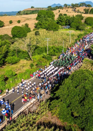 Una promesa cumplida transforma el desfile cívico de estudiantes de Los Toles