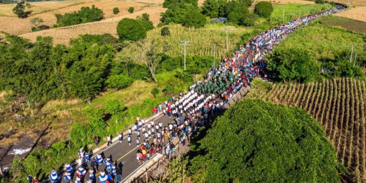 Una promesa cumplida transforma el desfile cívico de estudiantes de Los Toles