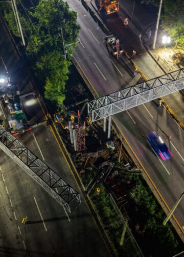 Instalan estructura principal de nueva pasarela sobre la autopista a Comalapa