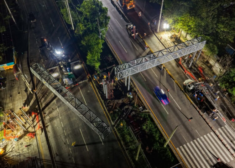 Instalan estructura principal de nueva pasarela sobre la autopista a Comalapa